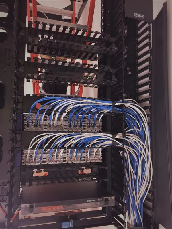 Structured data cabling in a network rack